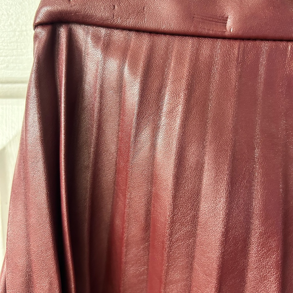 Elegant Burgundy Pleated Skirt - Picture 3 of 3
